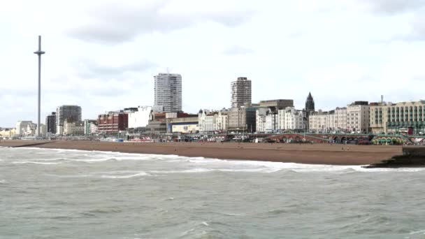 Havsutsikt mot i360-tornet från Brighton-piren i England — Stockvideo