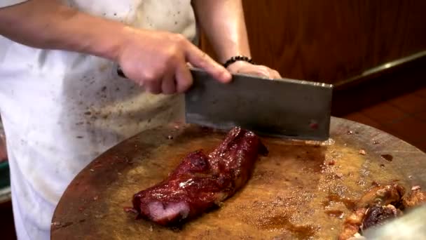 Een chef-kok snijdt peking eend in San franciscos chinatown — Stockvideo