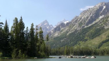 Grand Tetons ve Leigh Gölü 'nün Wyoming' deki Jackson Deliği 'nin yakınındaki çekimlerini eğ.