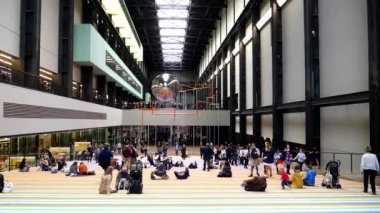 Londra, İngiltere 5 Ekim 2017, sarkacı ve Londra 'daki Tate sanat galerisinin içi.