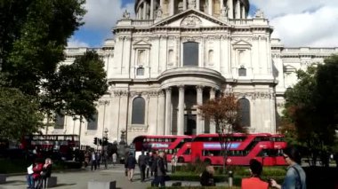 Londra, İngiltere - 5 Ekim 2017: Londra 'daki St. Paul Katedrali ve kırmızı tur otobüslerini kaldırın.