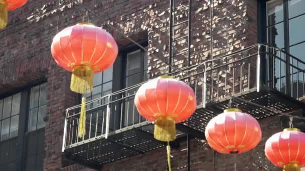 Červené lucerny před cihlovou zdí v čínské čtvrti San Francisca — Stock video