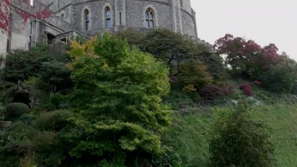 Наклон вверх выстрел круглой башни в Виндзорском замке — стоковое видео