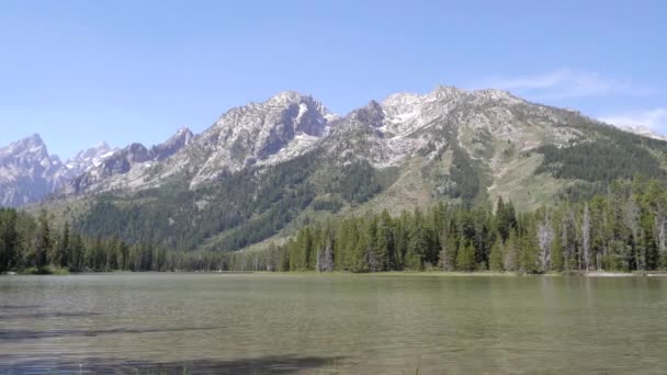 Pan de lac de ficelle et les grandes montagnes de tétons — Video