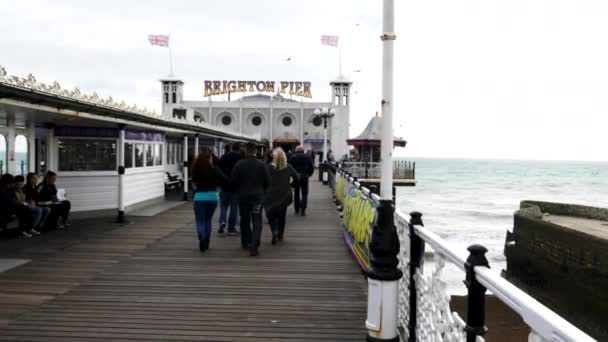 BRIGHTON, ENGLAND- OUTUBRO, 4 2017: olhando ao longo do lado direito do cais de Brighton na inglaterra — Vídeo de Stock