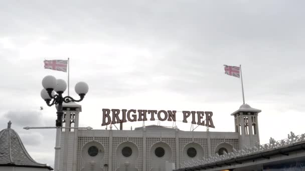 Brighton, england- 2017 년 10 월 4 일 : Brighton 부두 표지판이 반짝이는 것을 클로즈업 — 비디오