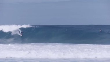 Hawaii 'de sörf yapan sörfçülere geniş bir bakış açısı