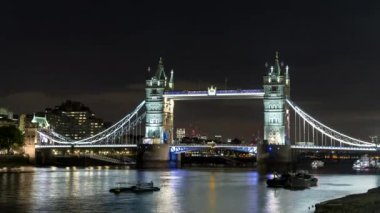 Thames 'in güney kıyısından Londra' daki Tower Bridge 'de bir gece.