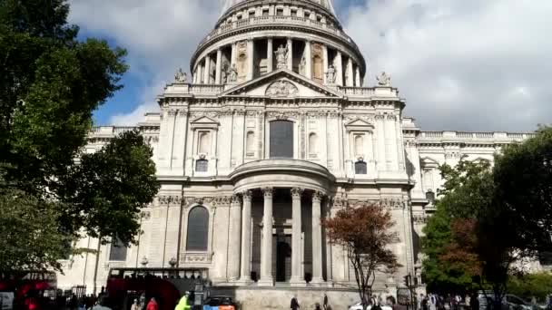 LONDON, ENGLAND- OKTOBER, 5 2017: närbild av St Pauls katedral i London — Stockvideo