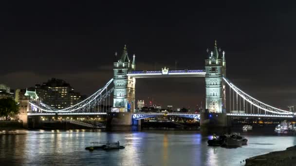 Thames 'in güney kıyısından Londra' daki Tower Bridge 'de bir gece. — Stok video