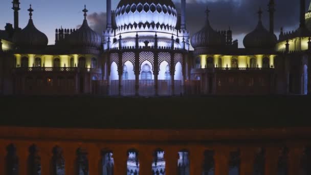 BRIGHTON, ENGLAND- OUTUBRO, 4 2017: o crepúsculo inclina o clipe do pavilhão de Brighton na costa sul de Inglaterra — Vídeo de Stock
