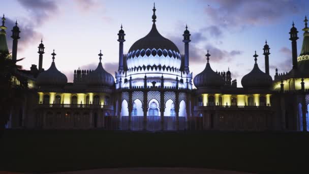 BRIGHTON, ENGLAND- OUTUBRO, 4 2017: um pavilhão iluminado ao entardecer — Vídeo de Stock