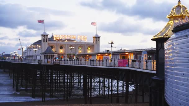 BRIGHTON, ENGLAND- OKTOBER, 4 2017: sluit Brighton Pier af op een avond aan de zuidkust van Engeland — Stockvideo