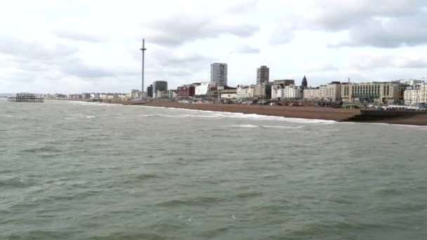 Bred bild av brighton havet från piren — Stockvideo