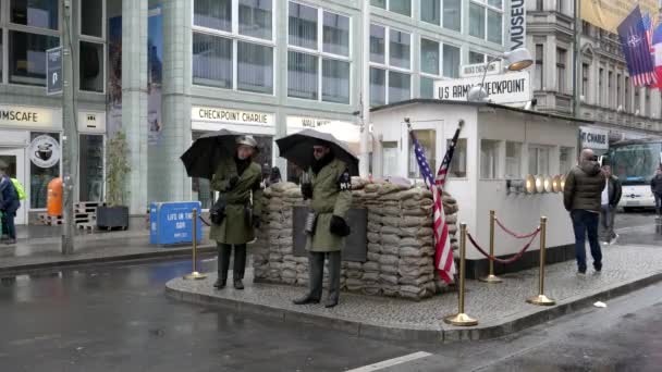 BERLIN, NIEMCY-PAŹDZIERNIK, 6 października 2017: słynny checkpoint Charlie w Berlinie, Niemcy — Wideo stockowe