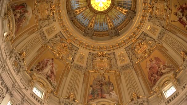 BERLÍN, ALEMANIA-OCTUBRE, 6 de octubre de 2017: un primer plano del interior decorado de la cúpula de la catedral de Berlín en Berlín — Vídeos de Stock