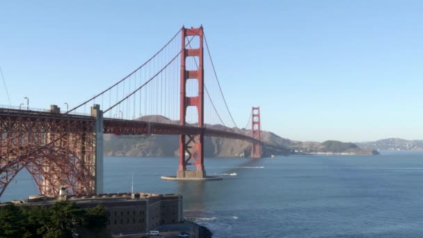 San Francisco 'daki Marine Drive' dan Golden Gate Köprüsü 'nün öğleden sonraki çekimi. — Stok video
