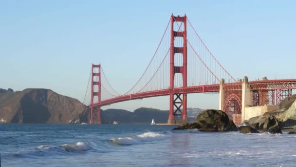 旧金山沼泽地海滩上的金门大桥近景 — 图库视频影像