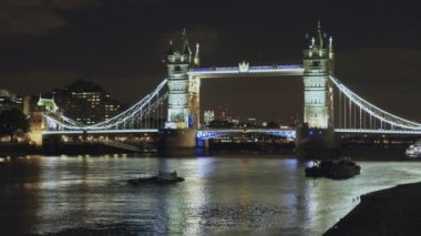 Thames Nehri 'nin güney kıyısından Tower Bridge' in gece görüntüsü.