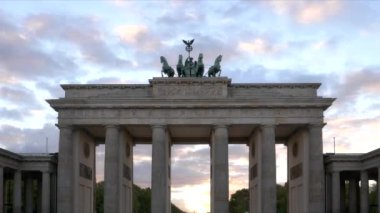 Berlin 'deki Brandenburg Kapısı' nın gün batımı çekimi.