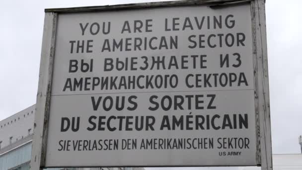 Lämnar den amerikanska sektorn underteckna vid checkpoint Charlie i Berlin — Stockvideo