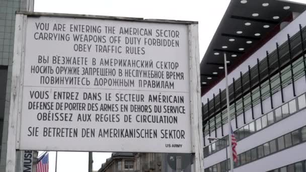 Om tillträde till den amerikanska sektorns skylt vid checkpoint Charlie i Berlin, Tyskland — Stockvideo