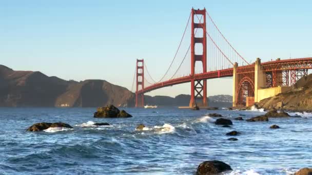 San Francisco 'da gün batımında Marshall sahilinden Golden Gate Köprüsü. — Stok video