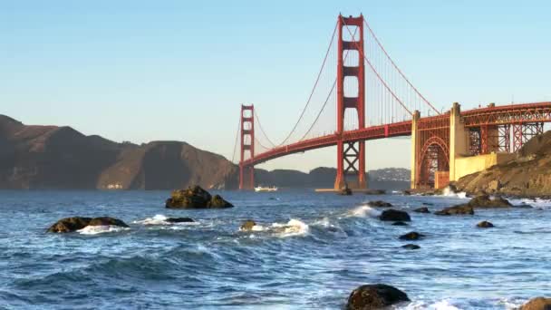 Die goldene torbrücke vom strand marshall bei untergang in san francisco — Stockvideo