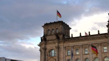 Berlin 'deki Reichstag binasının yakın çekim görüntüsü.