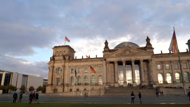 BERLIN, DEUTSCHLAND-OKTOBER, 6. Oktober 2017: ein Schwenk nach rechts von der Front des Reichstages in Berlin — Stockvideo