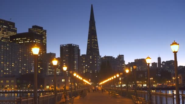 美利坚合众国加利福尼亚州旧金山- 2017年10月25日：在圣弗兰的美国大楼的夜间拍摄 — 图库视频影像