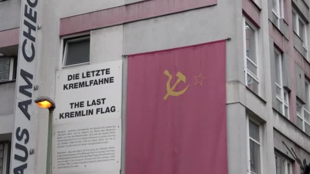 Una réplica de bandera soviética cerca del puesto de control Charlie en Berlín, Alemania — Vídeos de Stock