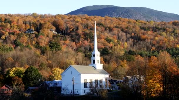 Sebuah gereja Inggris baru yang putih dengan sisi bukit tertutup dedaunan musim gugur pada cerpelai di Vermont — Stok Video