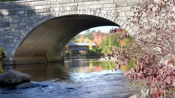 Twee hennikerbruggen in nieuw hampshire met bomen in herfstkleuren — Stockvideo