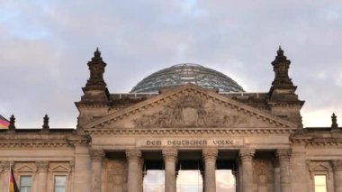 Berlin, Almanya 'daki Reichstag Tepesi ve Kubbe' yi kapatın.