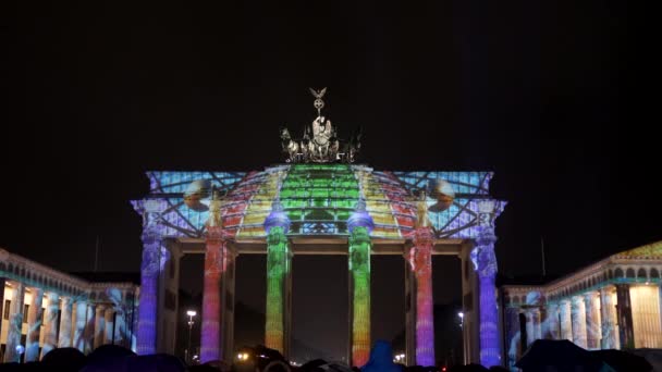 BERLİN, GERMANY-OCTOBER, 7, 2017: Almanya, Berlin 'deki Brandenburg kapısına gökkuşağı renkleri yansıtılıyor — Stok video