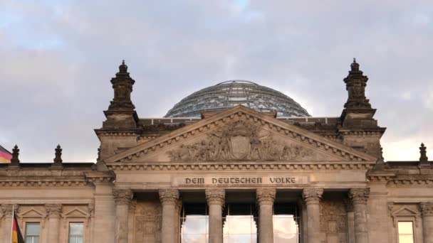 Közel a Reichstag talapzat és kupola Berlinben, Németország — Stock videók