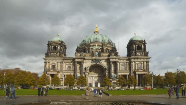 BERLIN, DEUTSCHLAND OKTOBER, 6. 2017: Berliner Dom außen breit in Deutschland — Stockvideo