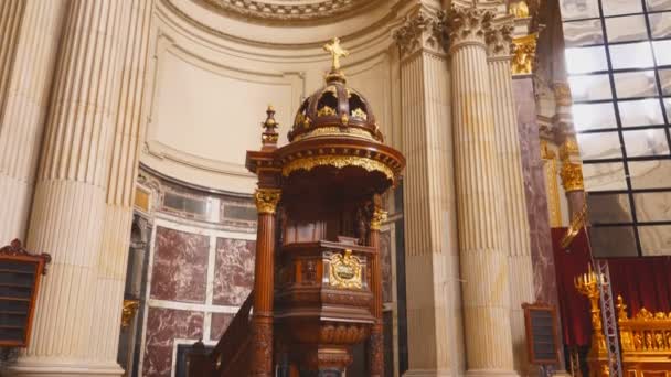 BERLIN, GERMANY OCTOBER, 6, 2017: shot of the pulpit in berlin cathedral in germany — Stock Video