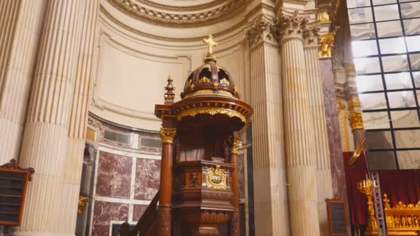 BERLÍN, ALEMANIA 6 DE OCTUBRE DE 2017: una imagen inclinada del púlpito en la catedral de Berlín — Vídeo de stock