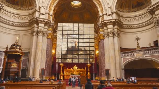 BERLIM, ALEMANHA OUTUBRO, 6 de outubro de 2017: entrar na catedral de Berlin, na Alemanha — Vídeo de Stock