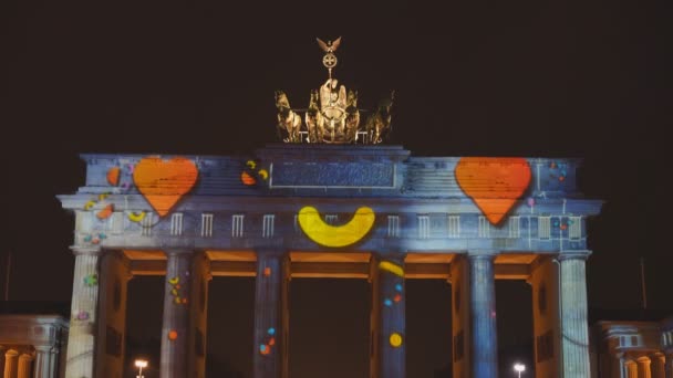 BERLÍN, ALEMANIA 7 DE OCTUBRE DE 2017: una toma nocturna de brandenburg gate con corazones de amor proyectados sobre ella en Berlín — Vídeo de stock