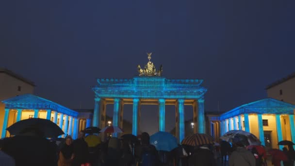 BERLÍN, NĚMECKO 7. října 2017: široký záběr brandenburské brány v Berlíně s modrými vzory — Stock video