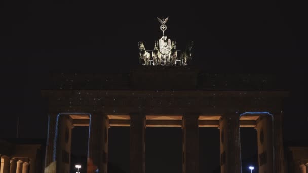 BERLIN, TYSKLAND-OKTOBER, 7, 2017: en projekterad hand drar i krita runt brandenburgporten i Berlin, Tyskland — Stockvideo