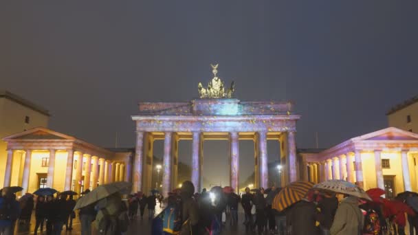 BERLÍN, NĚMECKO Říjen, 7, 2017: široký záběr brandenburské brány během festivalu světel v Berlíně — Stock video