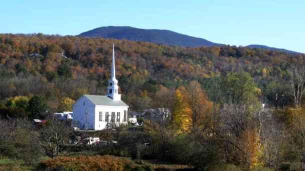 Klasik baru Inggris gereja putih di cerpelai dan bukit dengan dedaunan jatuh — Stok Video