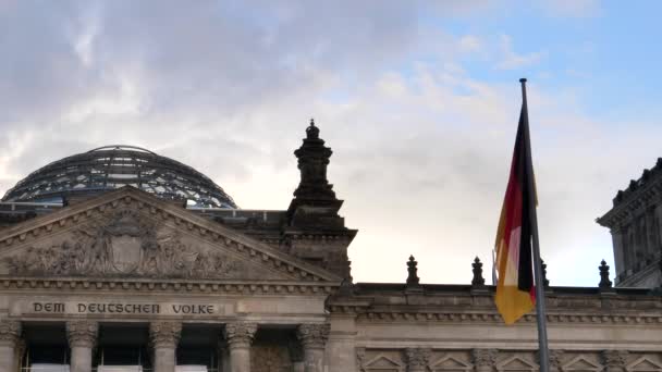 Reichstag kupola és német nemzeti zászló berlinben Németországban — Stock videók