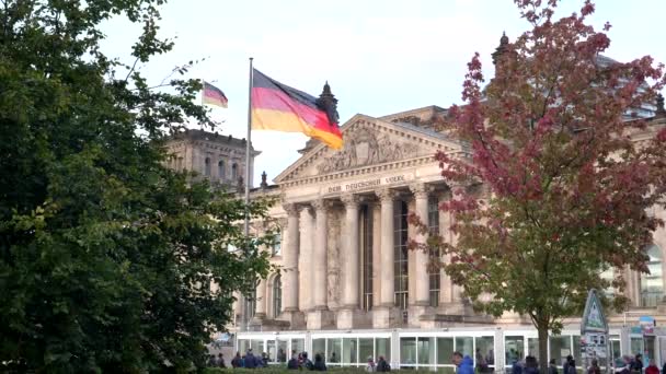 Reichstag byggnaden inramad av träd i Berlin — Stockvideo