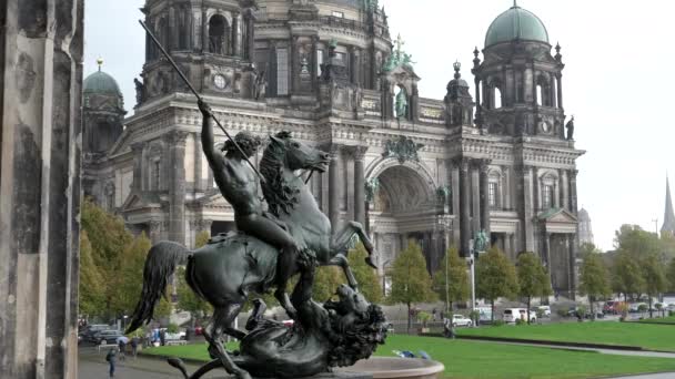 BERLIJN, DUITSLAND OKTOBER, 6, 2017: close-up van de leeuwenvechter staute in het Altes museum met de Berlijnse kathedraal — Stockvideo