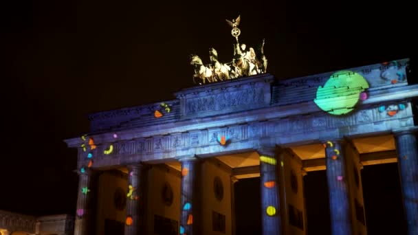 BERLIJN, DUITSLAND OKTOBER, 7, 2017: zijaanzicht van de Berlijnse brandenburger poort met daarop geprojecteerde liefdesharten — Stockvideo